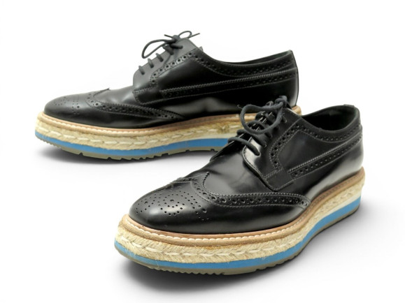 chaussures prada derby plateformes en cuir patine noir