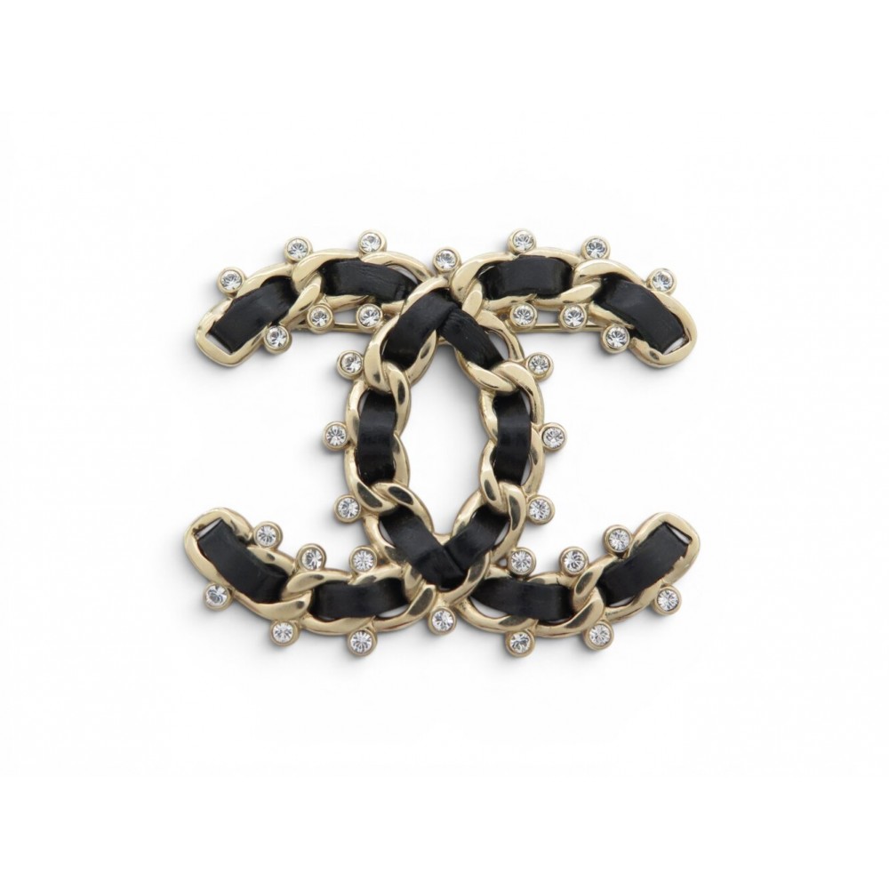 NEUF BROCHE CHANEL LOGO CC STRASS CUIR CHAINE ENTRELACEE METAL DORE BROOCH 820€