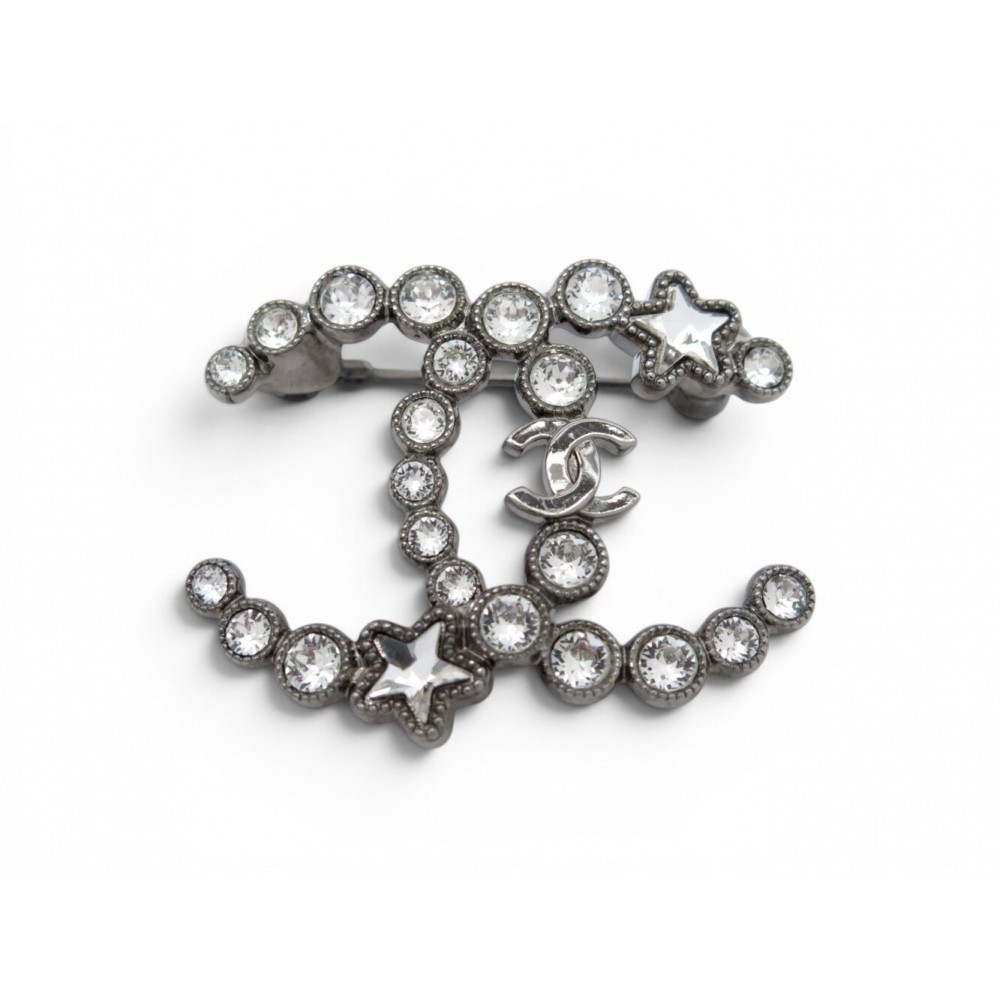 BROCHE CHANEL LOGO CC STRASS ETOILES EN METAL ARGENTE + BOITE STAR BROOCH 820€