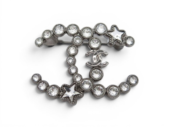 BROCHE CHANEL LOGO CC STRASS ETOILES EN METAL ARGENTE + BOITE STAR BROOCH 820€