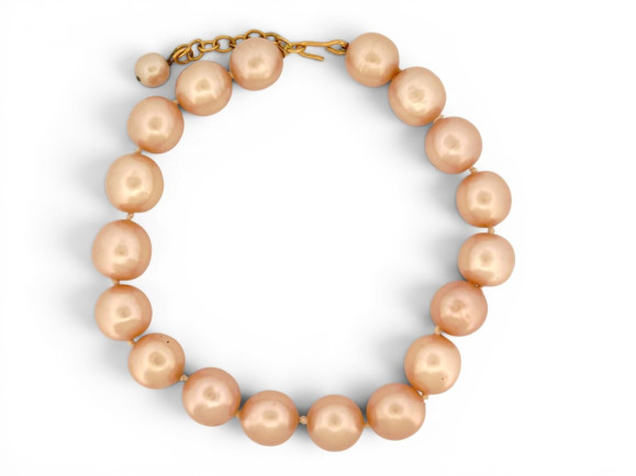  collier chanel sautoir en perles de verre rose