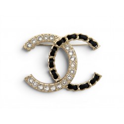NEUF BROCHE CHANEL LOGO CC STRASS CUIR CHAINE ENTRELACEE METAL DORE BROOCH 820€