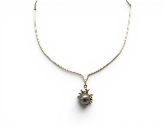 collier pendentif motif corail perle grise or jaune