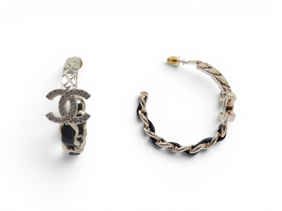 boucles d'oreilles chanel creoles logo cc cuir
