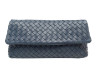 sac pochette bottega veneta cuir intrecciato bleu