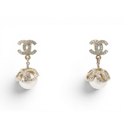boucles de l'oreilles chanel pendants perles logo cc