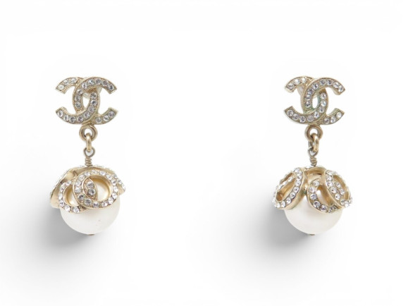 boucles de l'oreilles chanel pendants perles logo cc