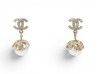 boucles de l'oreilles chanel pendants perles logo cc