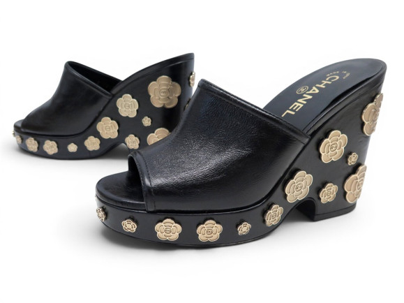 chaussures chanel sandales compenses mules camelia