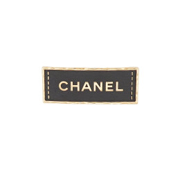  broche chanel plaque logo cuir metal dore leather