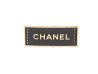  broche chanel plaque logo cuir metal dore leather