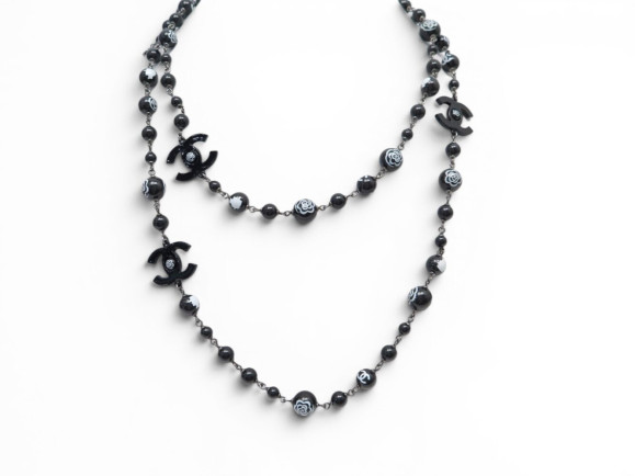 collier chanel sautoir logo cc camelia perles