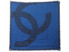 foulard chanel logo cc en soie bleue a franges