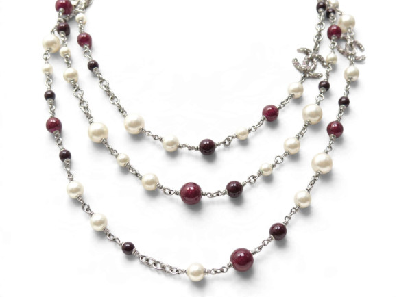 collier chanel sautoir perles nacre bordeaux logo
