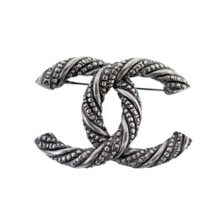  broche chanel logo cc u63062 en metal ruthenium