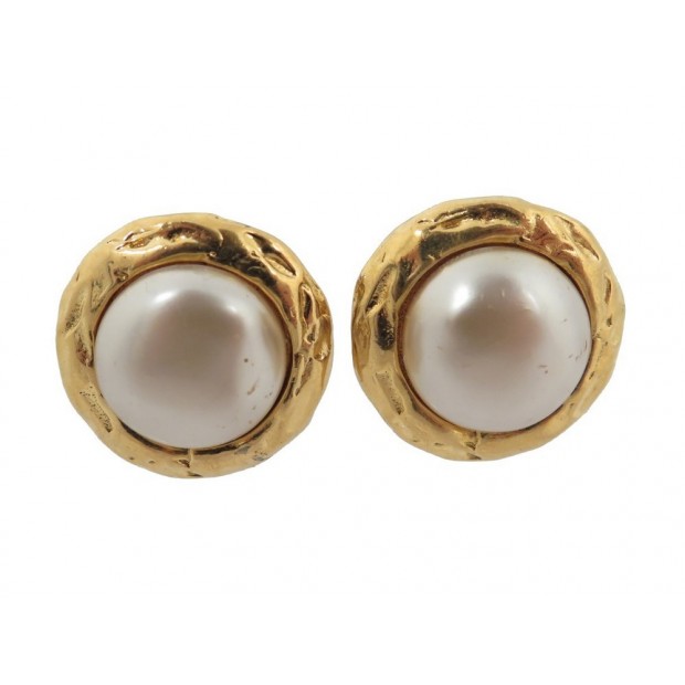 VINTAGE BOUCLES D'OREILLES CHANEL EN METAL DORE PERLE NACRE A CLIP EARRINGS 340€