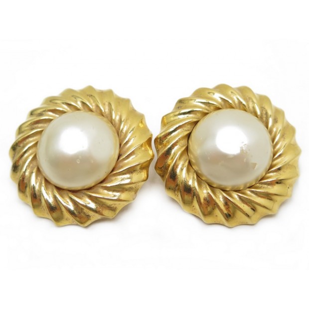 BOUCLES D'OREILLES CHANEL EN METAL DORE & PERLE GOLDEN & PEARL EARRINGS 340€